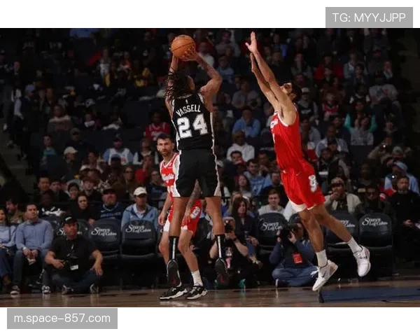 灰熊杰克逊与斯潘塞合砍42分,关键时刻制胜马刺 灰熊杰克逊与斯潘塞合砍42分,关键时刻制胜马刺