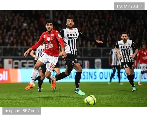 法甲现场观赛创新高，转播遇冷显体育消费新转向