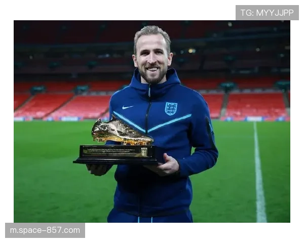 前英格兰队长凯恩重返伦敦，观看热刺青年队比赛引发猜测