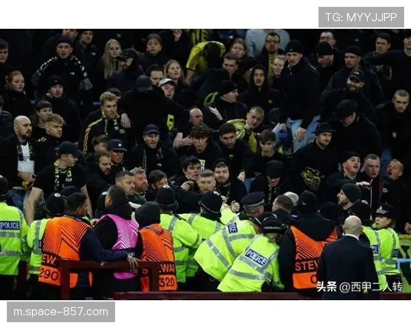 事件通讯:塞维利亚主场因球迷投掷杂物一度中断,西甲联盟启动调查程序 事件通讯:塞维利亚主场因球迷投掷杂物一度中断,西甲联盟启动调查程序